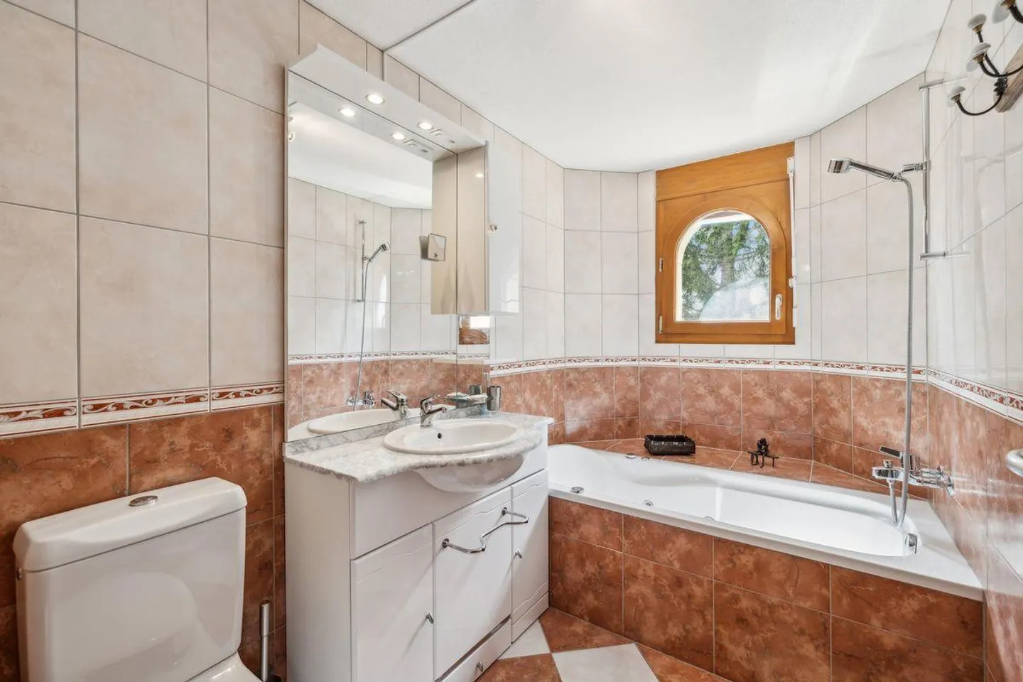 Appartamento con 5 camere e vista sulle montagne - Foto 6 di 10