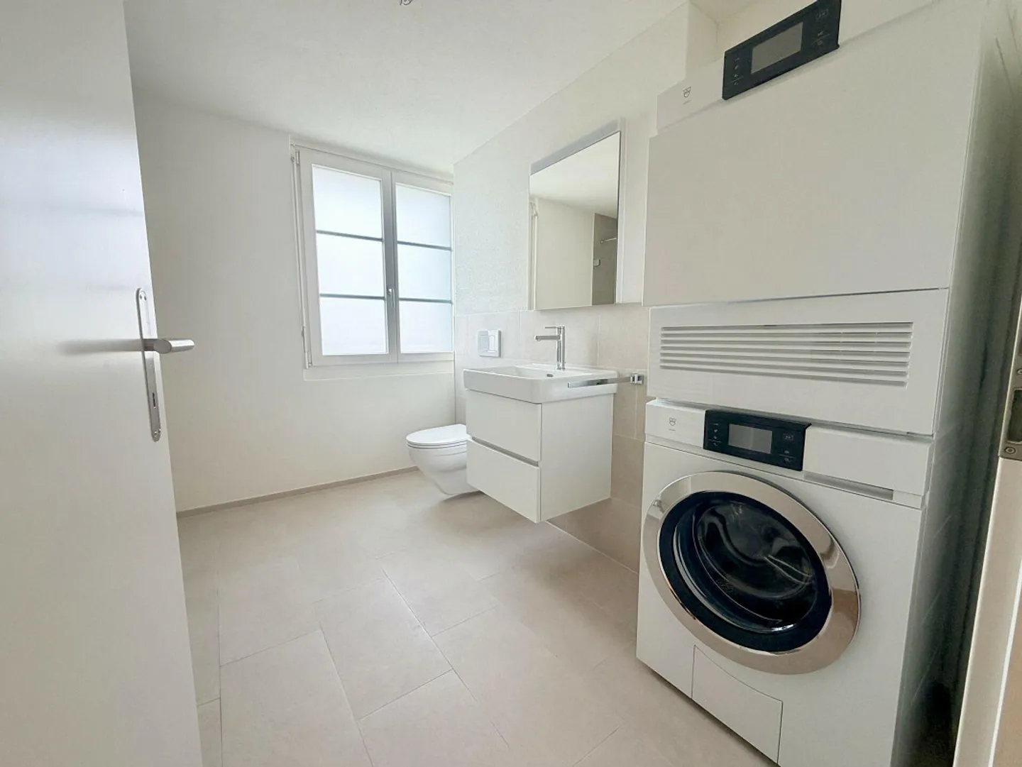 Appartamento moderno di 4,5 stanze in una proprietà recentemente ristrutturata vicino alla stazione... - Foto 3 di 11