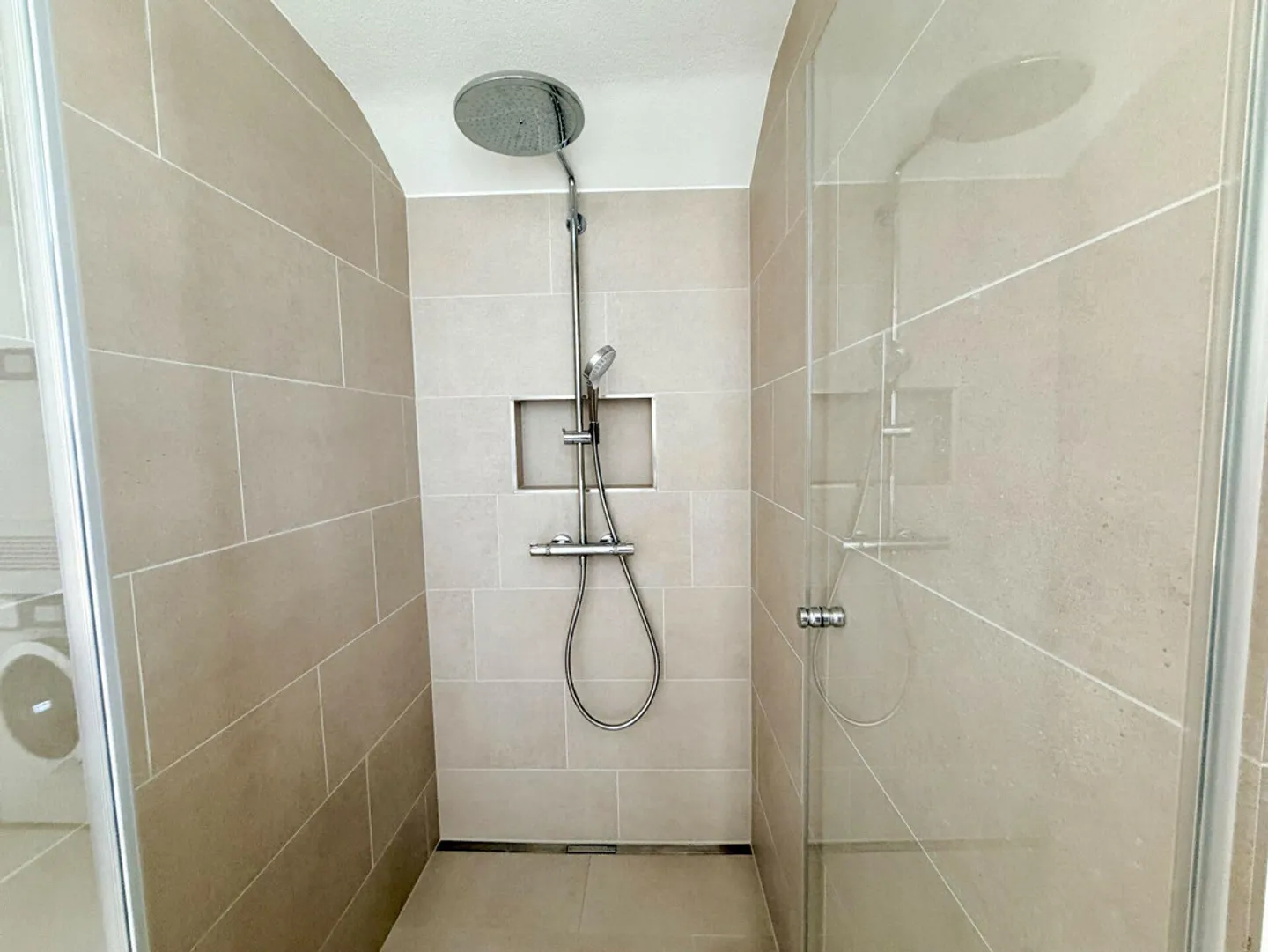 Appartamento moderno di 4,5 stanze in una proprietà recentemente ristrutturata vicino alla stazione... - Foto 4 di 11