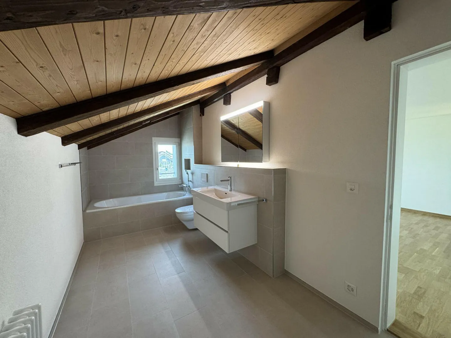 Appartamento moderno di 4,5 stanze in una proprietà recentemente ristrutturata vicino alla stazione... - Foto 6 di 11