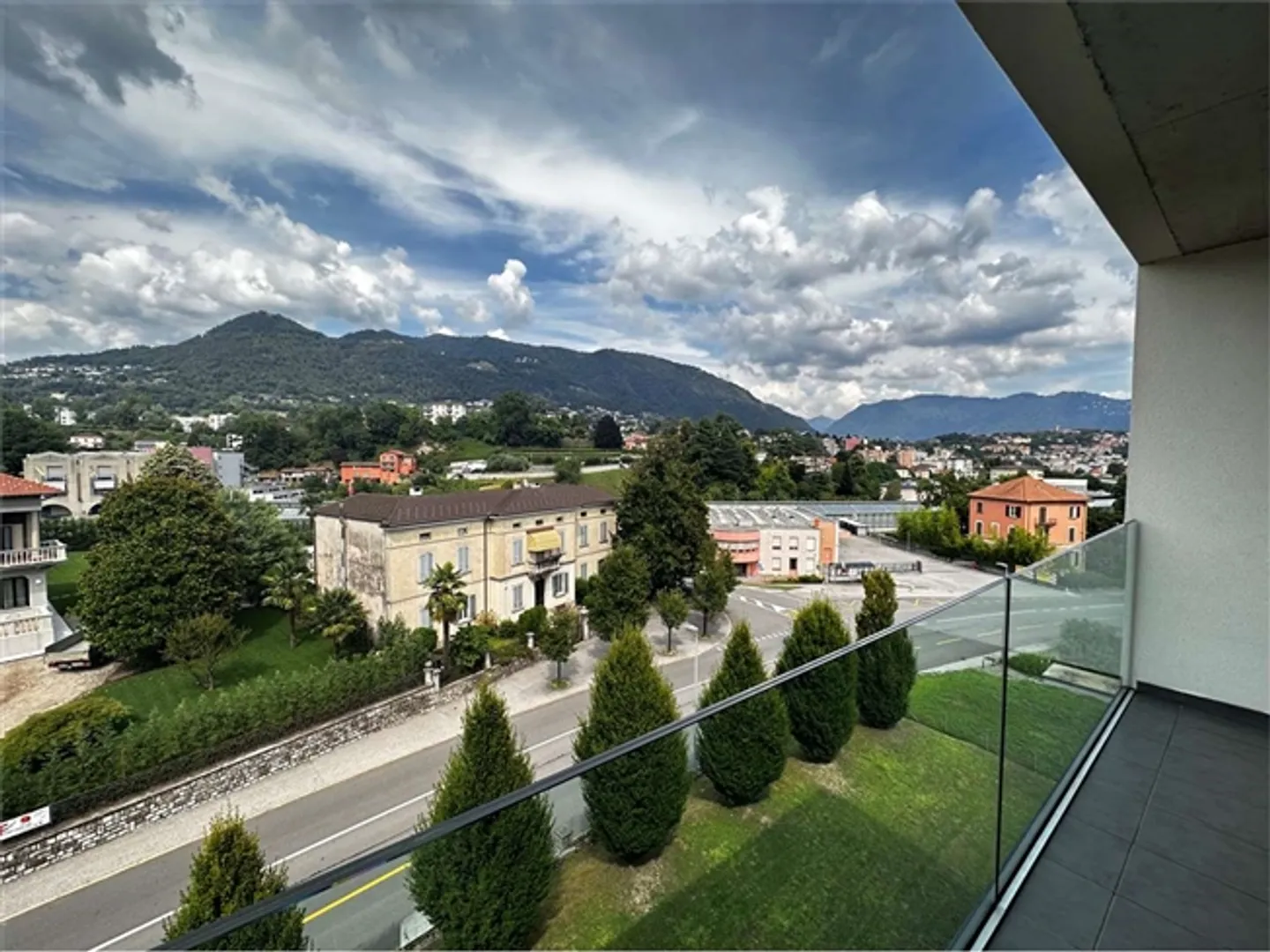 Large 4.5-room apartment with terrace - Photo 3 of 20