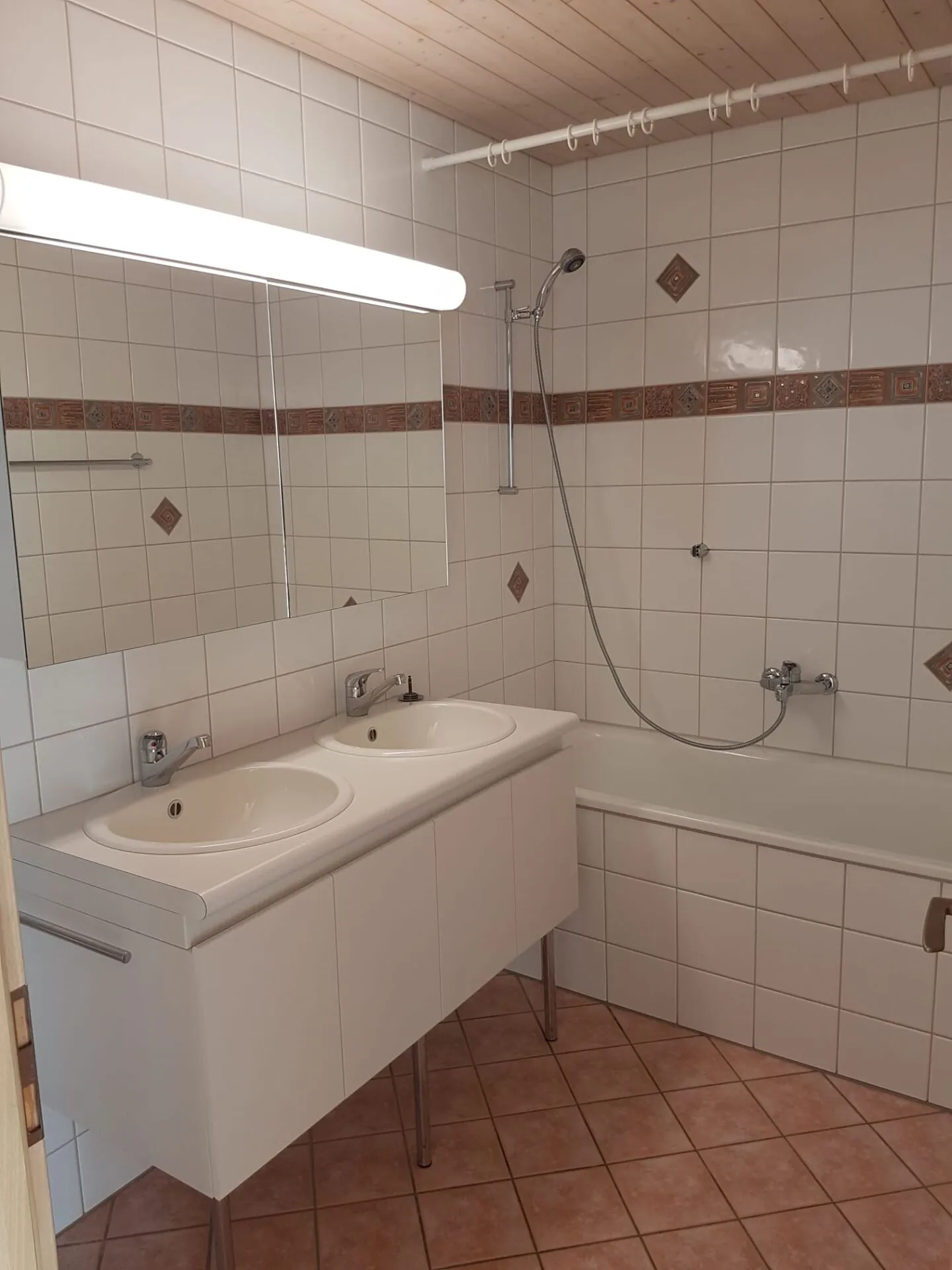 A Charming Retreat with Stunning Panoramic Views: 3.5-Room Penthouse in Vallamand - Photo 6 of 10
