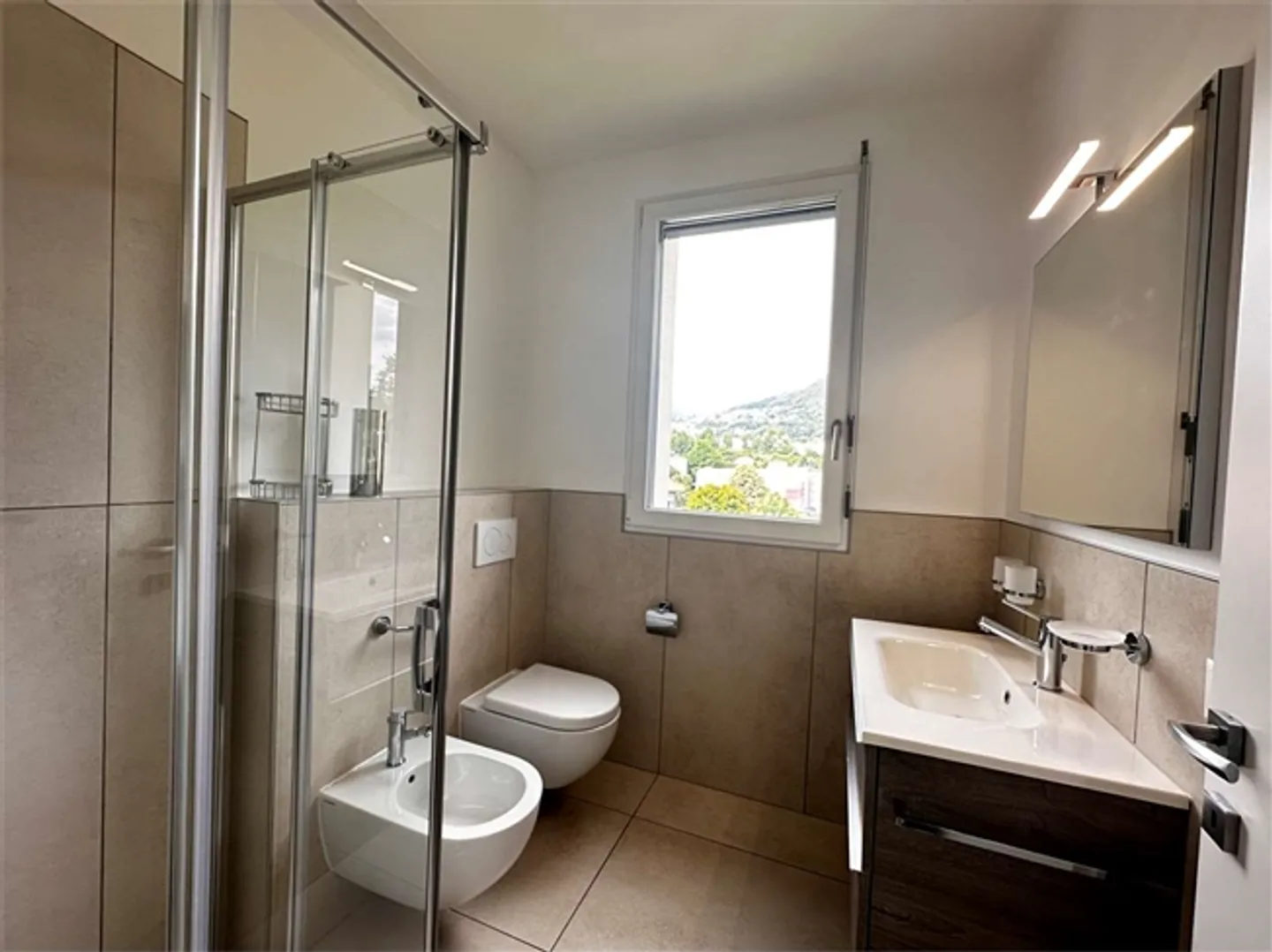 Large 4.5-room apartment with terrace - Photo 15 of 20