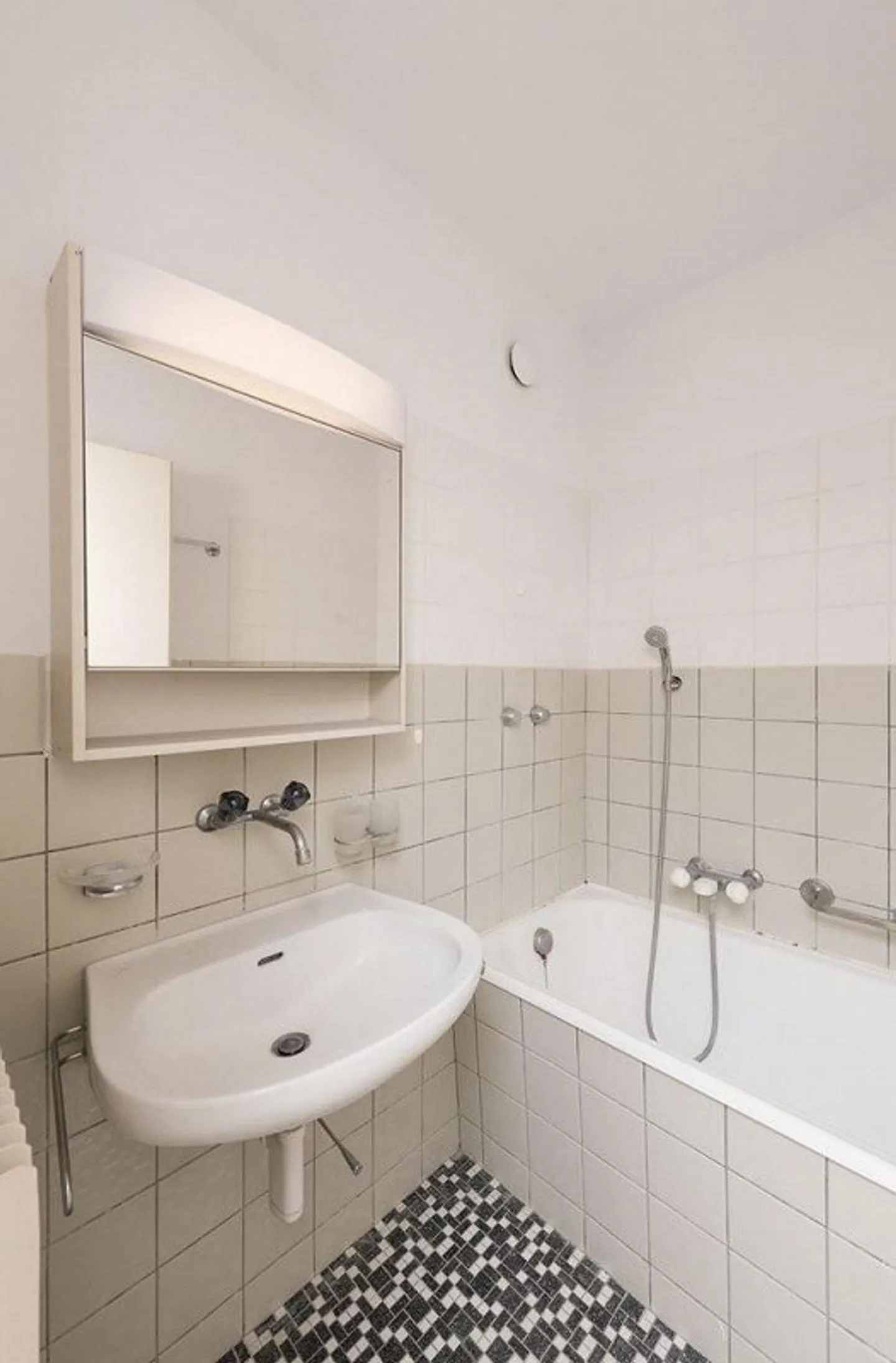 Zentrale Wohnung mit sonnigem Balkon - Foto 5 von 5