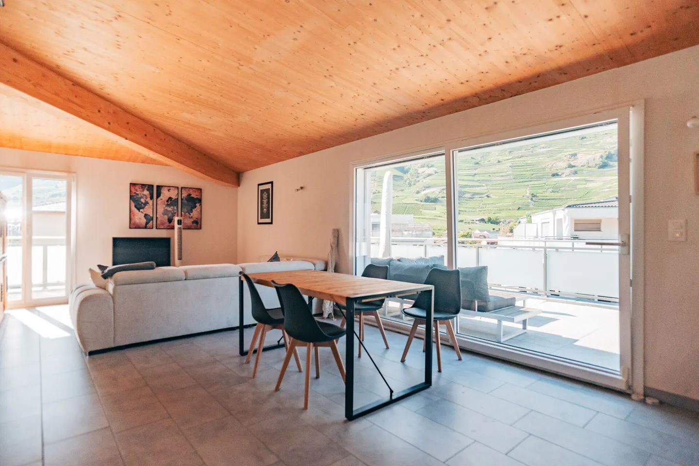 Charmant Appartement en Attique à Fully - Photo 1 sur 13