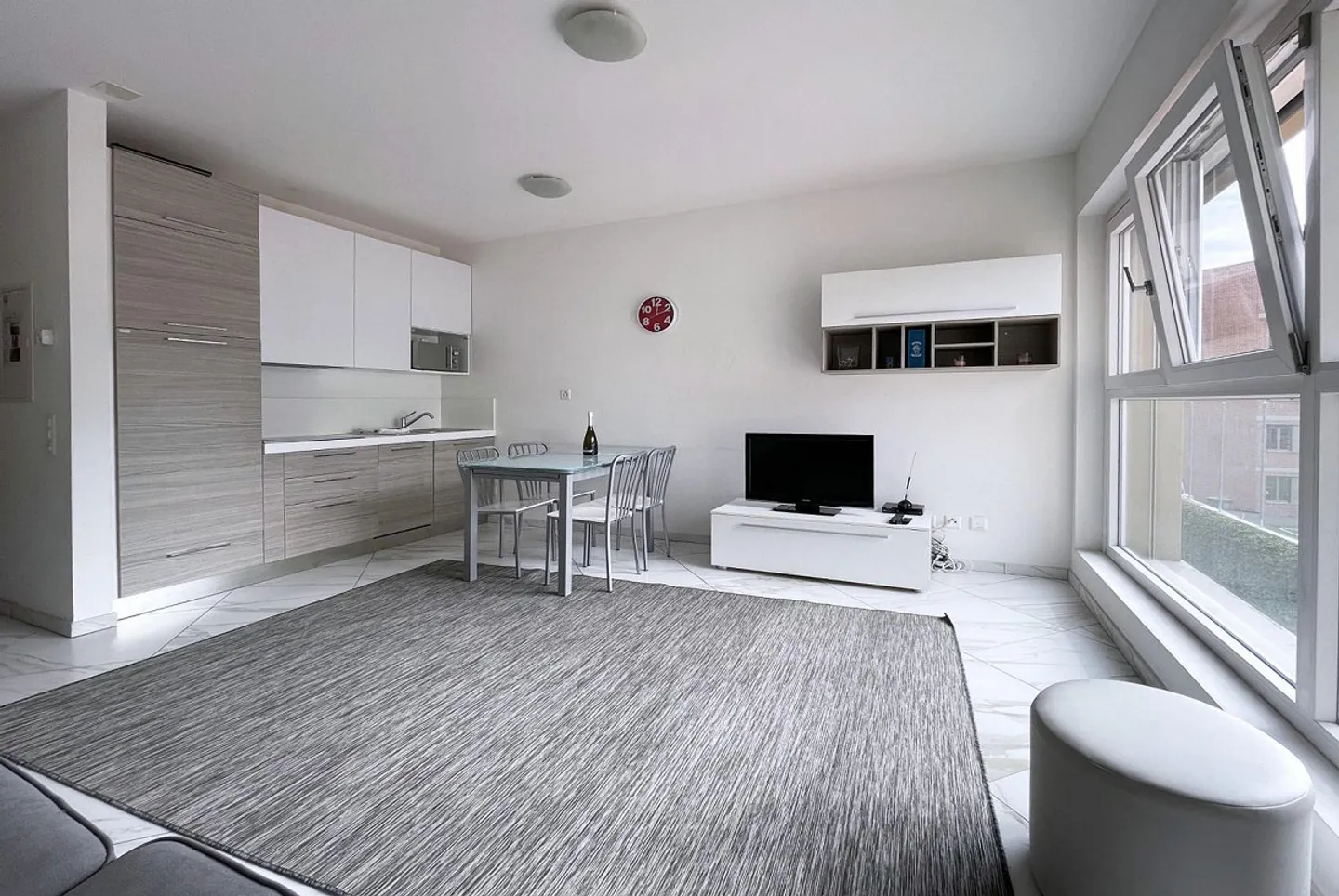 Modern 2.5 room apartment with balcony in the center of Lugano - Photo 1 of 10