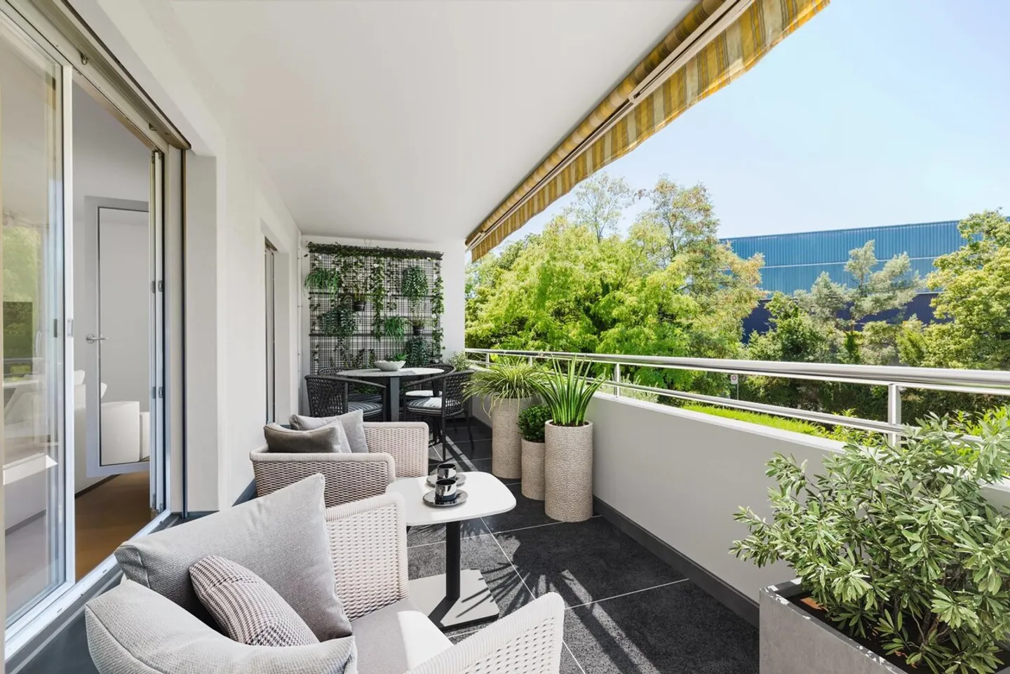 Appartamento luminoso con ampia zona giorno, balcone e due posti auto - Foto 3 di 9