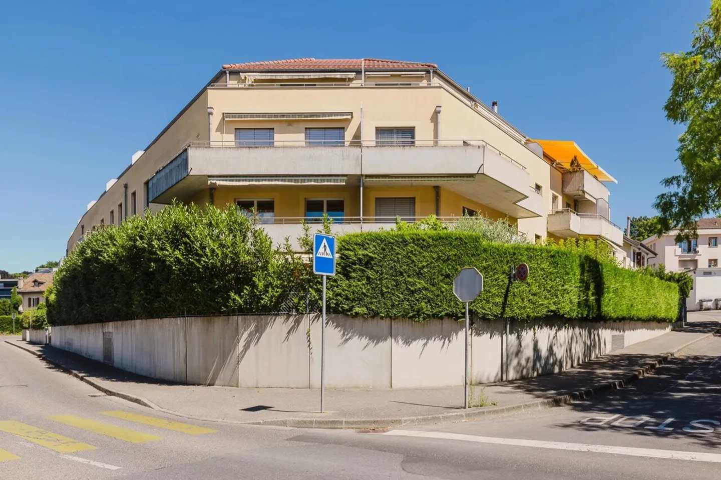 Appartamento luminoso con ampia zona giorno, balcone e due posti auto - Foto 4 di 9