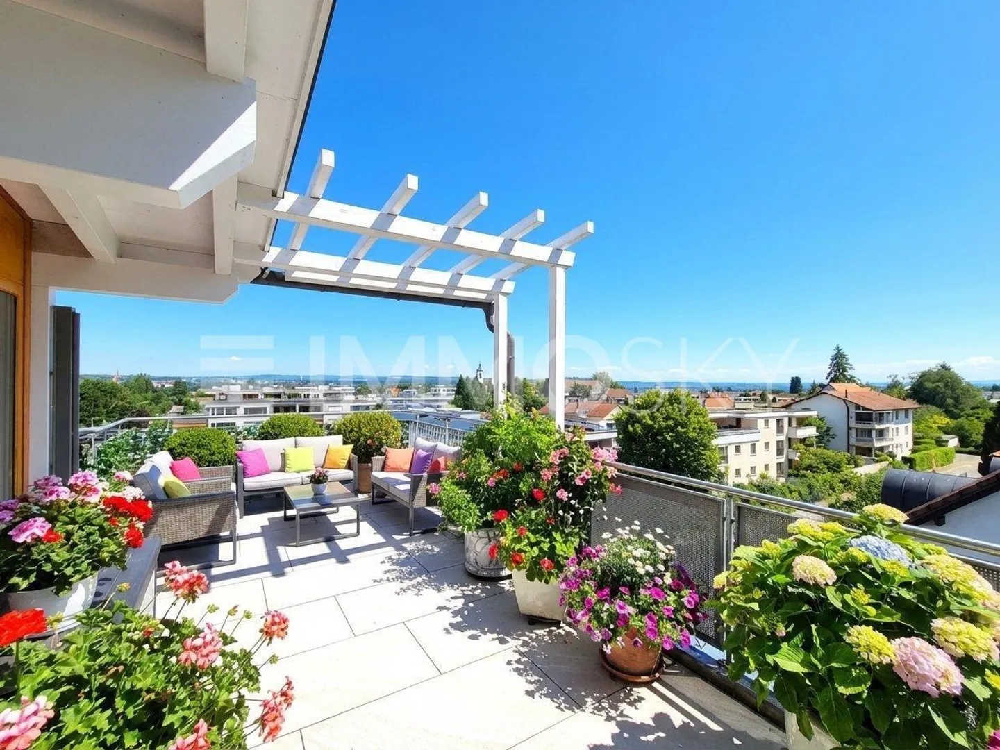 Vivere sopra i tetti con terrazza circondata e vista lago - Foto 1 di 5