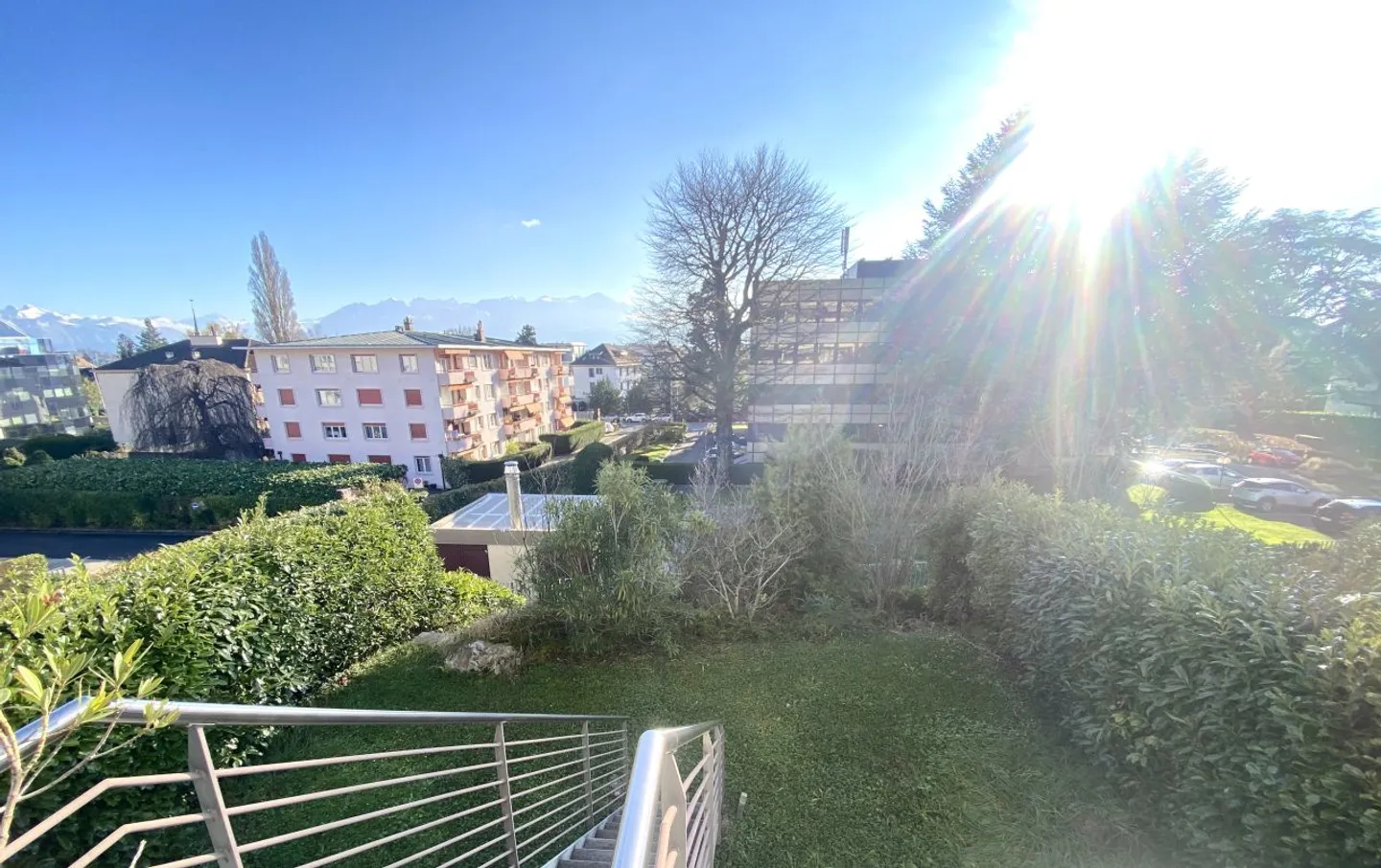 Rarement à vendre - Duplex d'exception avec jardin et vue imprenable sur les montagnes - Photo 8 sur 8