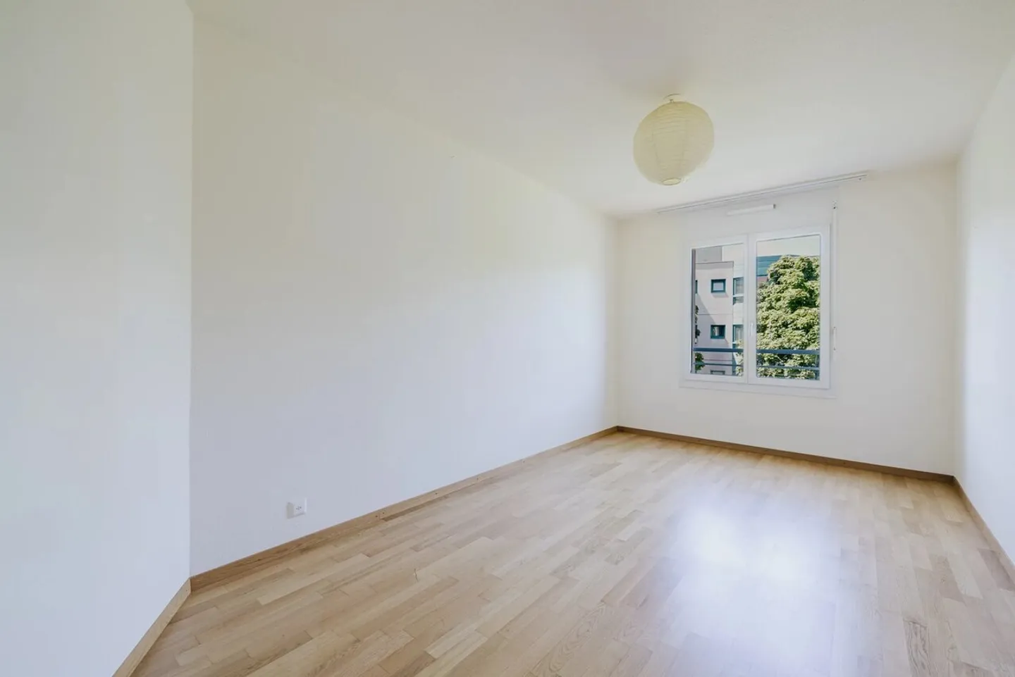Appartamento luminoso con ampia zona giorno, balcone e due posti auto - Foto 8 di 9