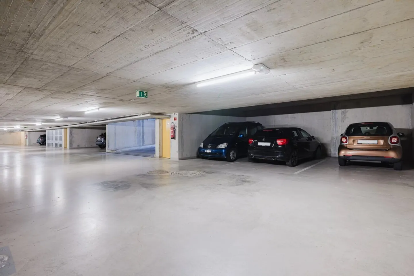 Appartamento luminoso con ampia zona giorno, balcone e due posti auto - Foto 9 di 9