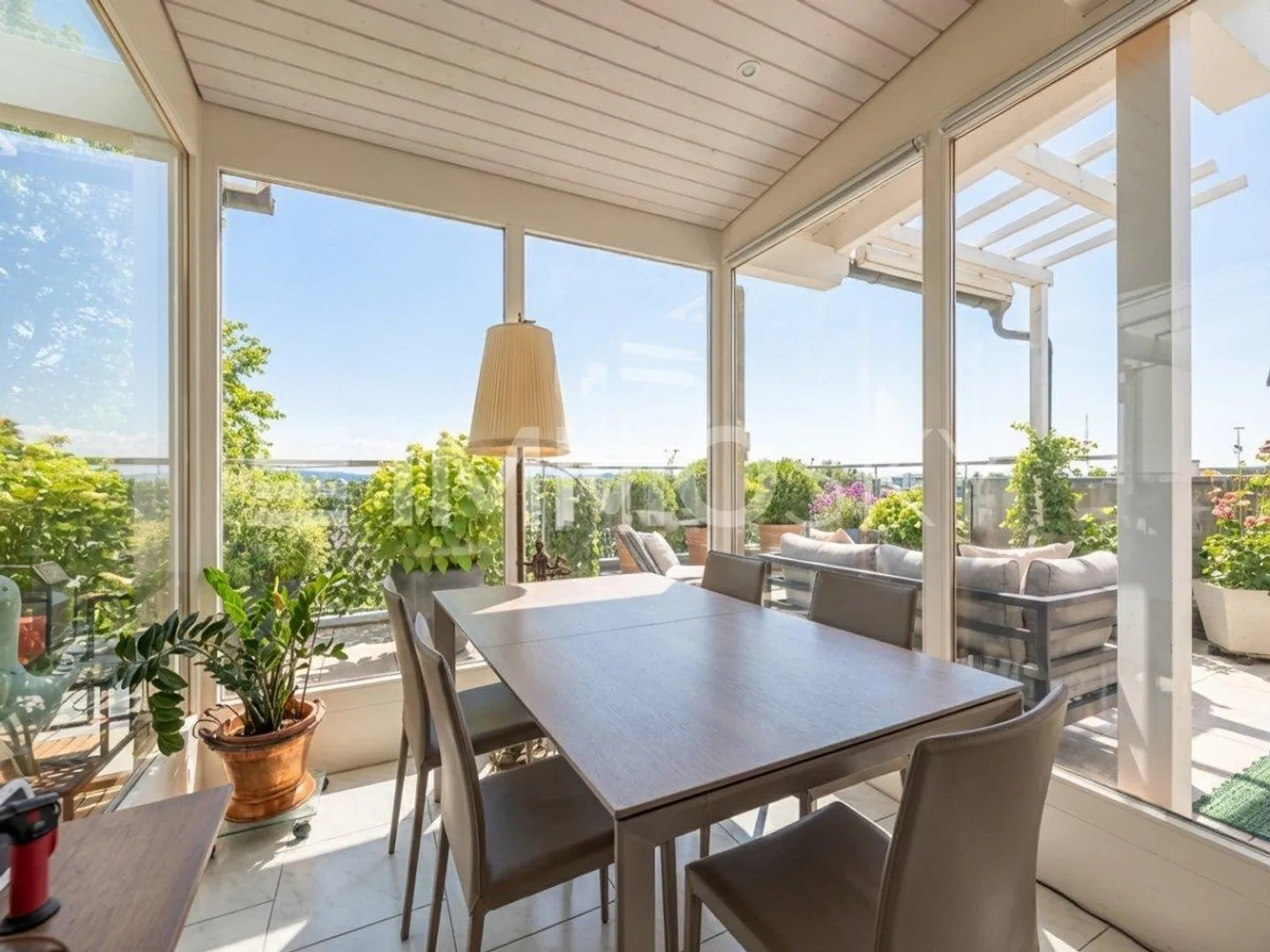 Vivere sopra i tetti con terrazza circondata e vista lago - Foto 4 di 5