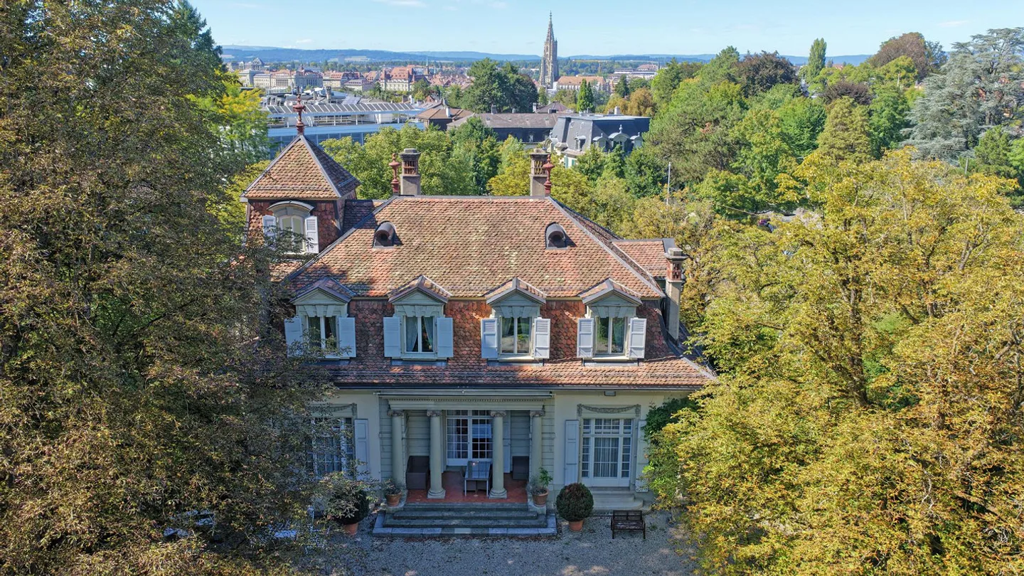 Architekturschönheit mit Parkanlage - Foto 2 von 27