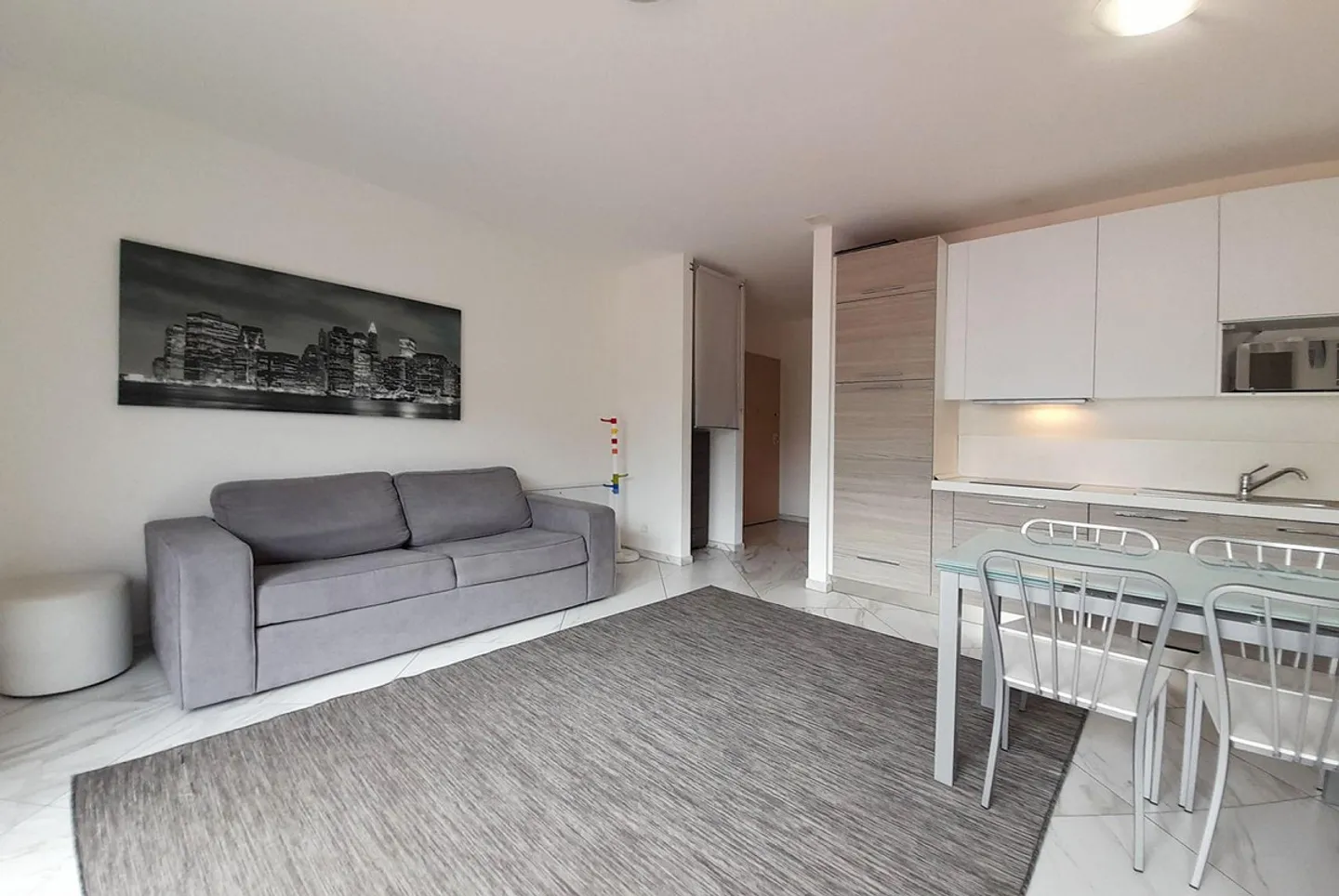 Modern 2.5 room apartment with balcony in the center of Lugano - Photo 3 of 10