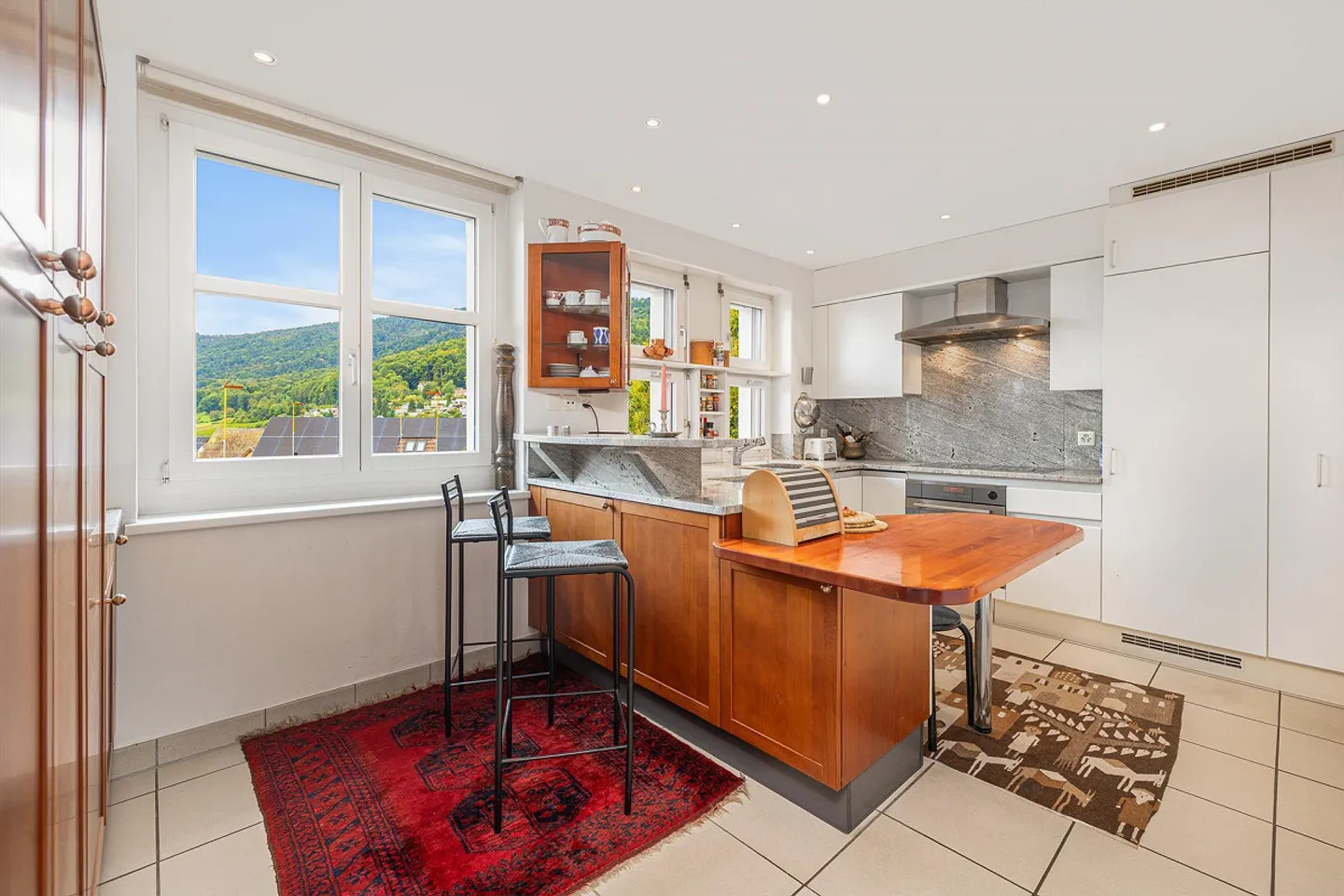 Super Location: Villa with Apartment - Photo 16 of 29