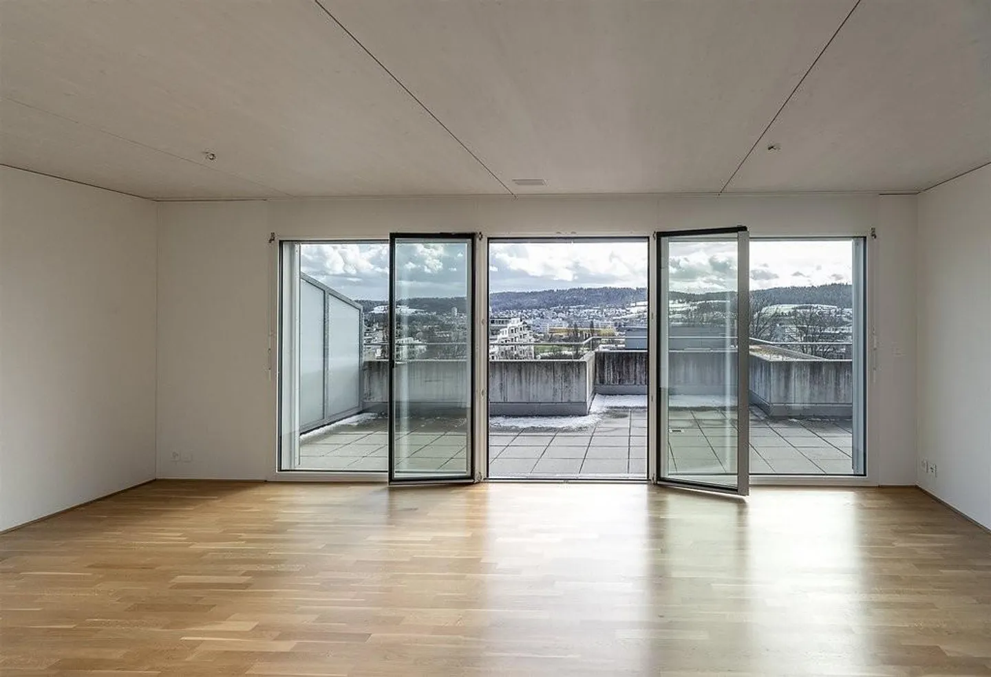 Dreamlike 3.5-room penthouse apartment in 8106 Adlikon - Photo 2 of 7