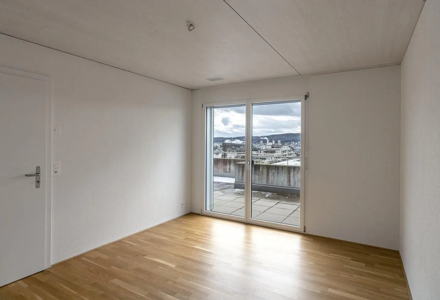 Dreamlike 3.5-room penthouse apartment in 8106 Adlikon - Photo 3 of 7