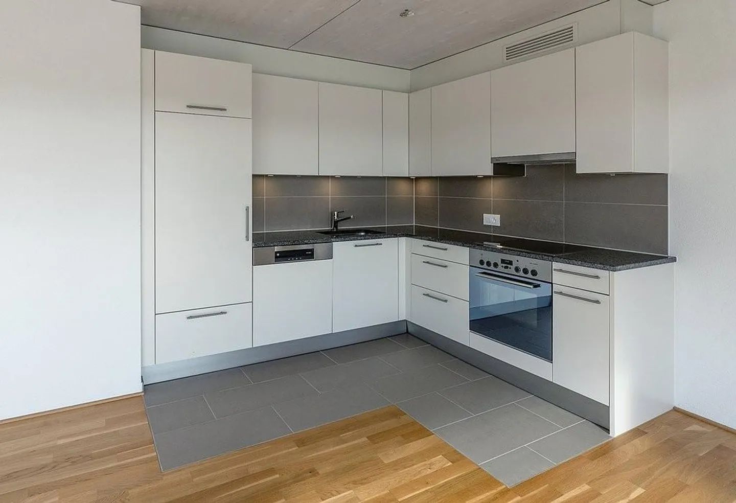 Dreamlike 3.5-room penthouse apartment in 8106 Adlikon - Photo 4 of 7