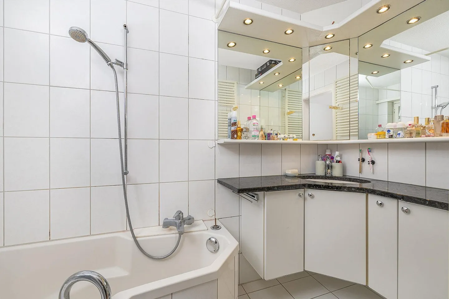 Super Location: Villa with Apartment - Photo 13 of 29