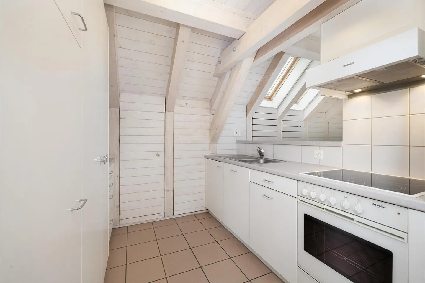 Super Location: Villa with Apartment - Photo 22 of 29