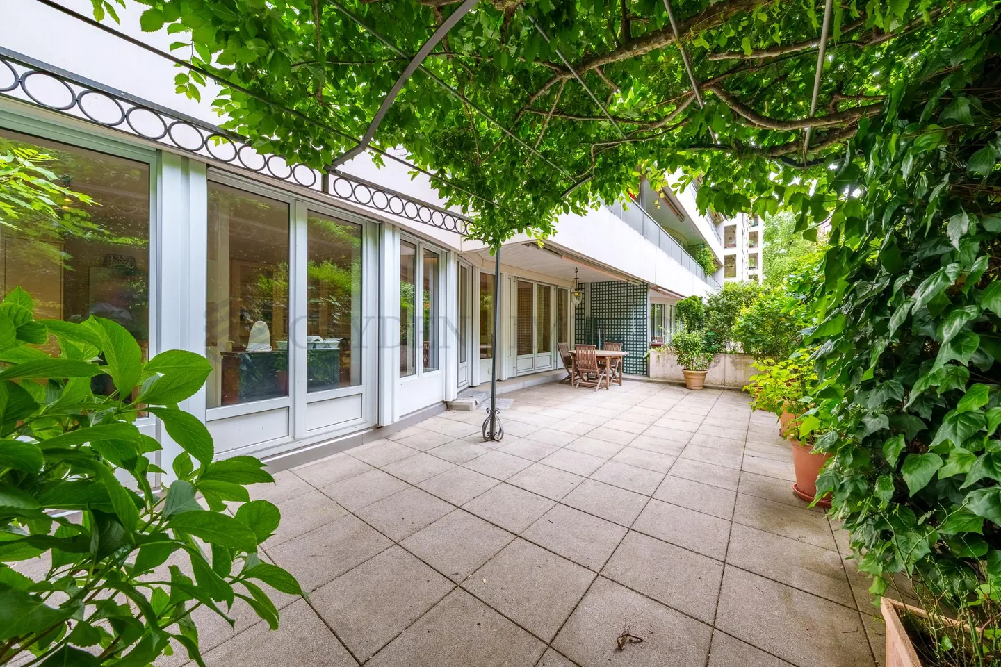 Charming Ground-Floor Apartment - Photo 2 of 11