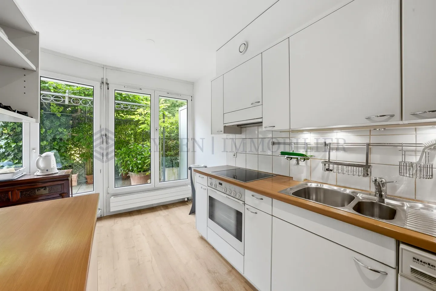 Charming Ground-Floor Apartment - Photo 3 of 11