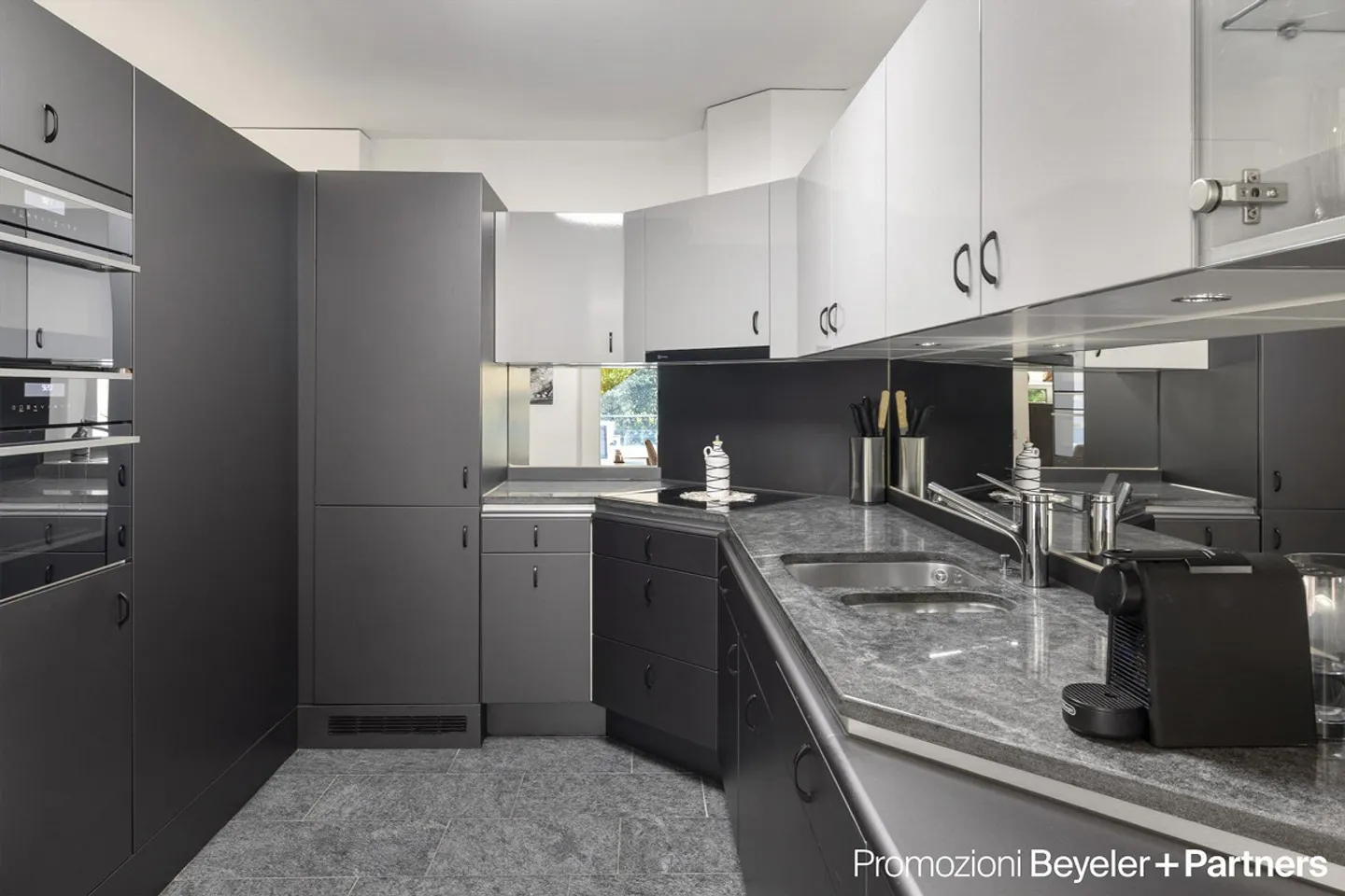 Elegante appartamento 3.5 locali con 3 balconi, posto auto e 2° residenza - Foto 2 di 18