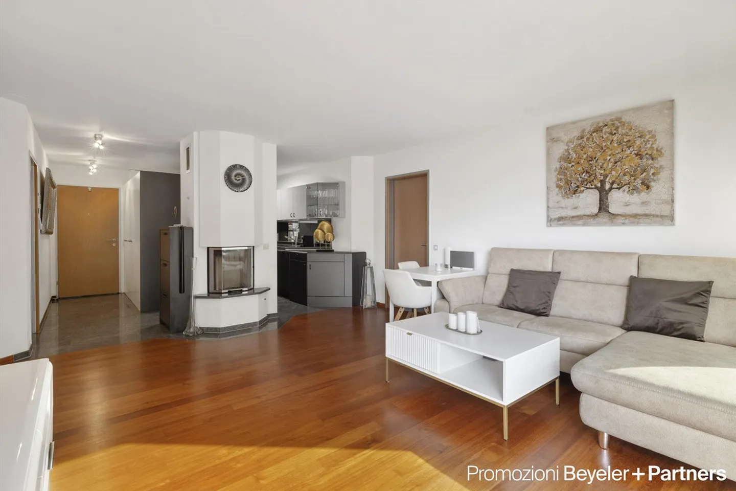 Elegante appartamento 3.5 locali con 3 balconi, posto auto e 2° residenza - Foto 4 di 18