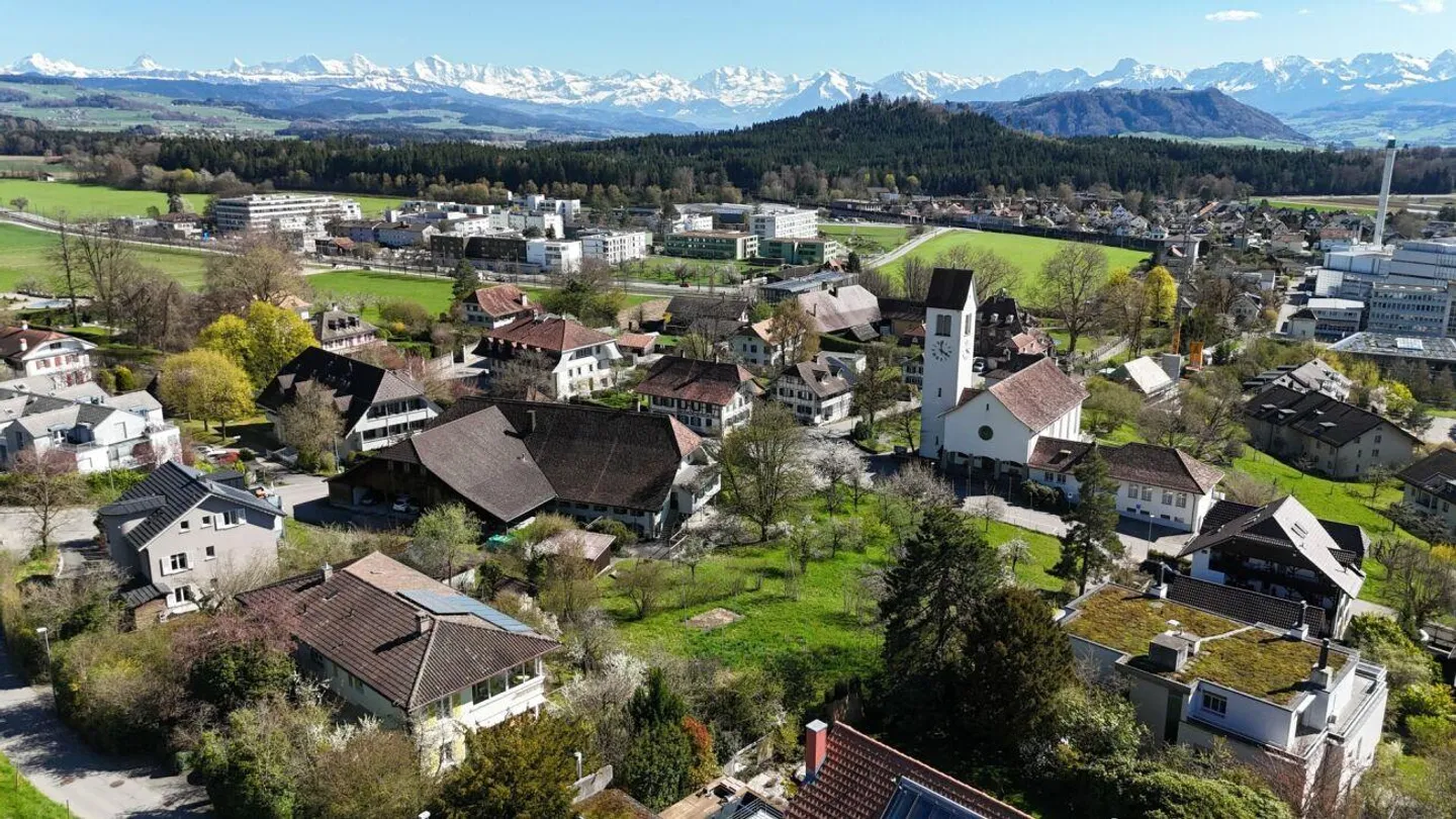 Manoir majestueux dans le vieux centre du village de Gümligen - Photo 3 sur 6