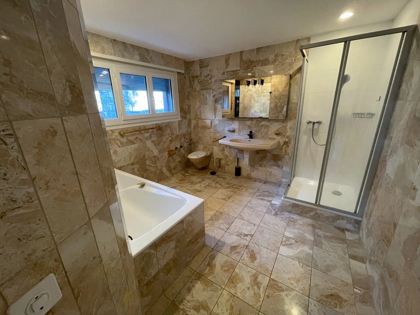 Spazioso appartamento di 5,5 locali con vista lago - Foto 11 di 13