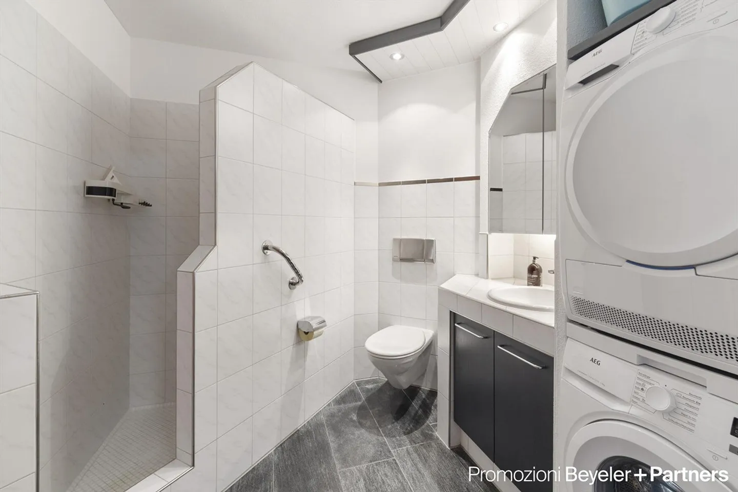 Elegante appartamento 3.5 locali con 3 balconi, posto auto e 2° residenza - Foto 11 di 18