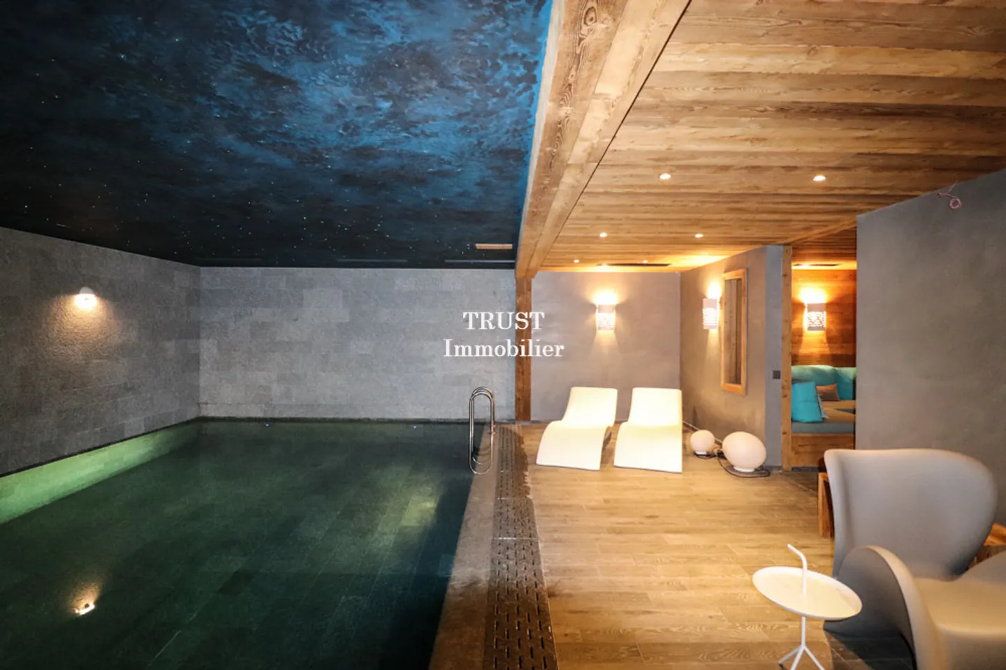 Exceptional apartment in a prestigious residence - Photo 2 of 9