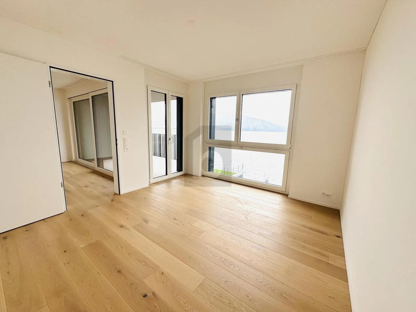 NOUVEAU CONSTRUCTION LUXUEUX DIRECTEMENT AU LAC - Photo 3 sur 6