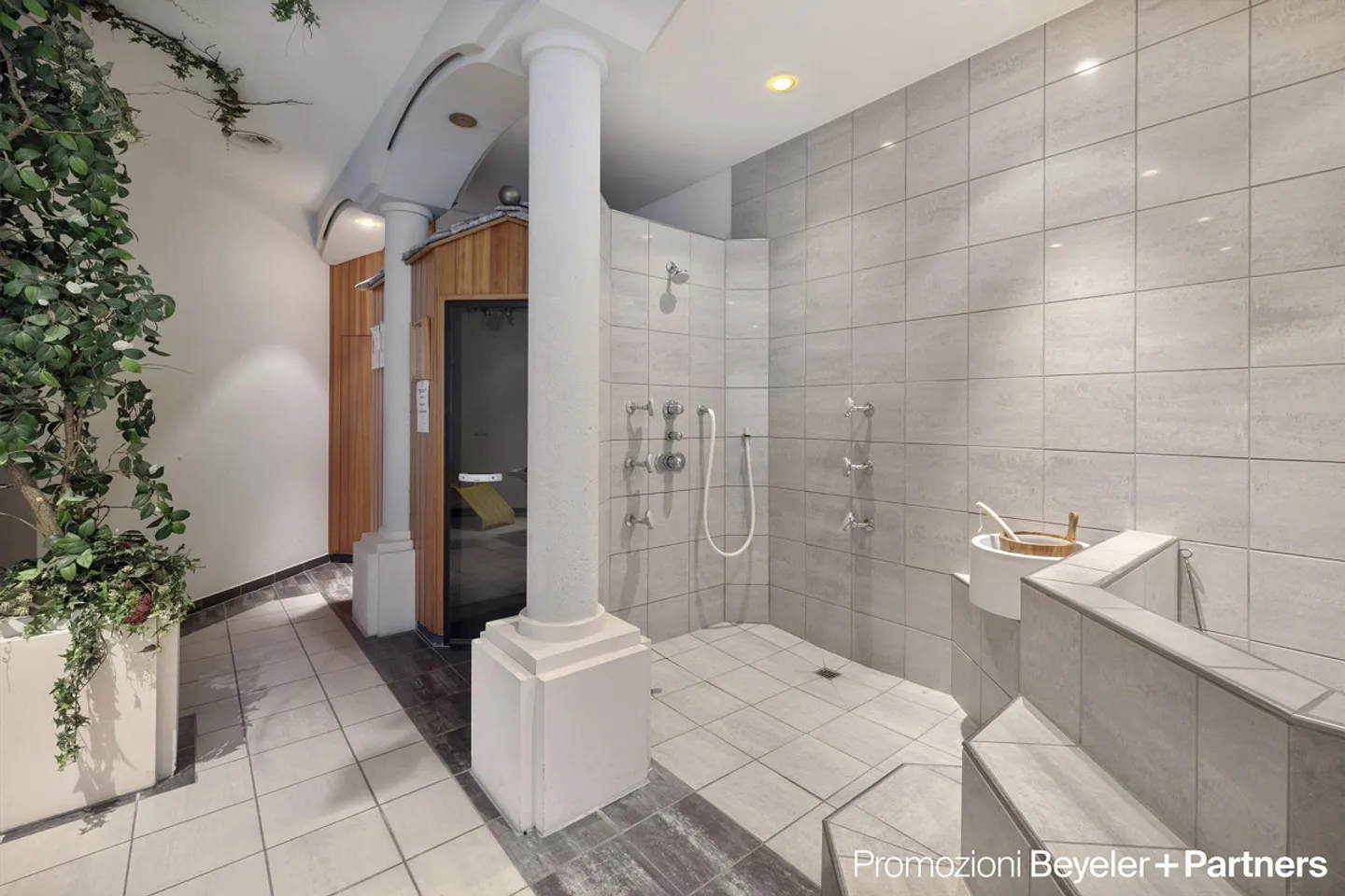 Elegante appartamento 3.5 locali con 3 balconi, posto auto e 2° residenza - Foto 16 di 18