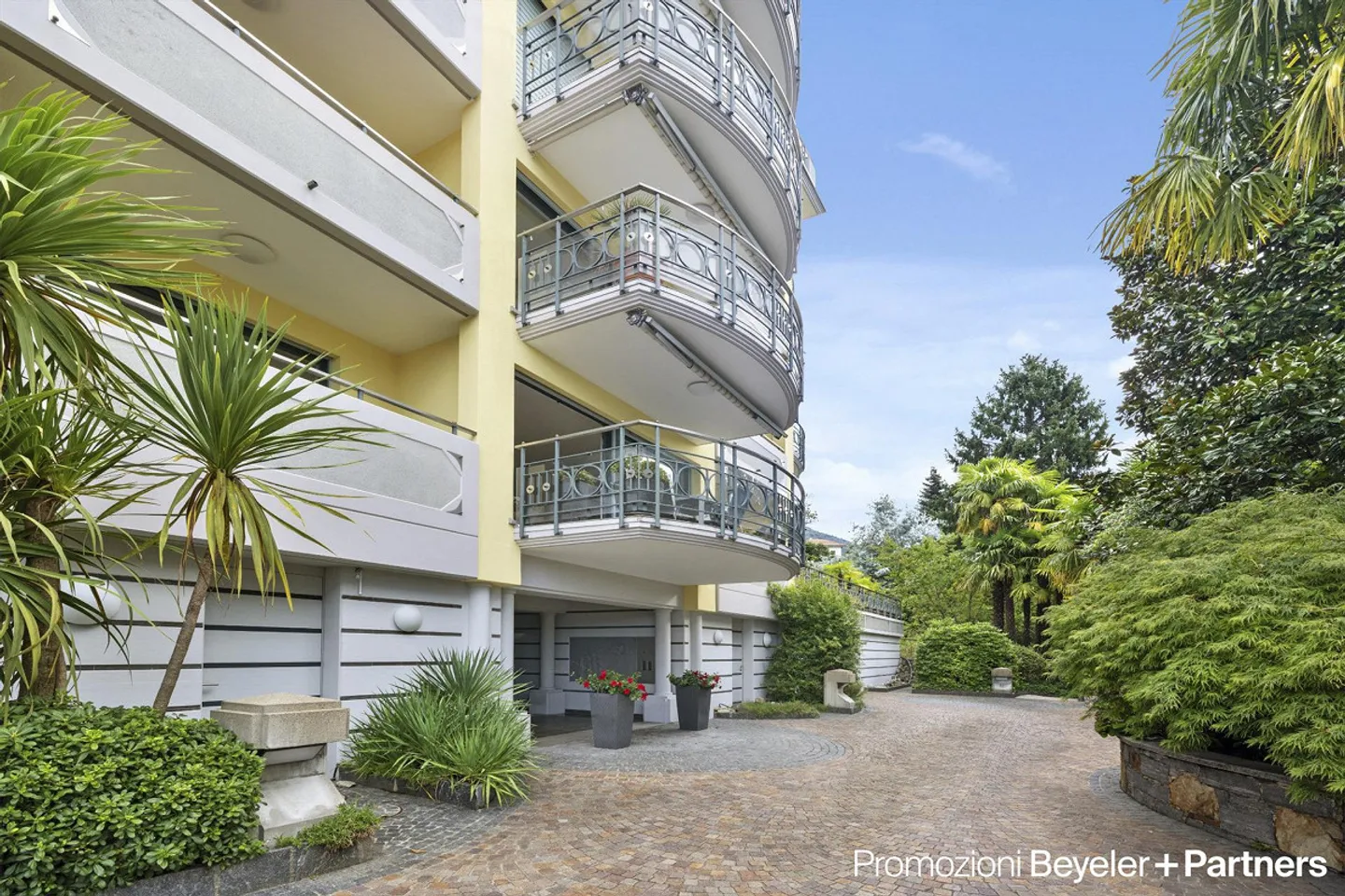 Elegante appartamento 3.5 locali con 3 balconi, posto auto e 2° residenza - Foto 18 di 18