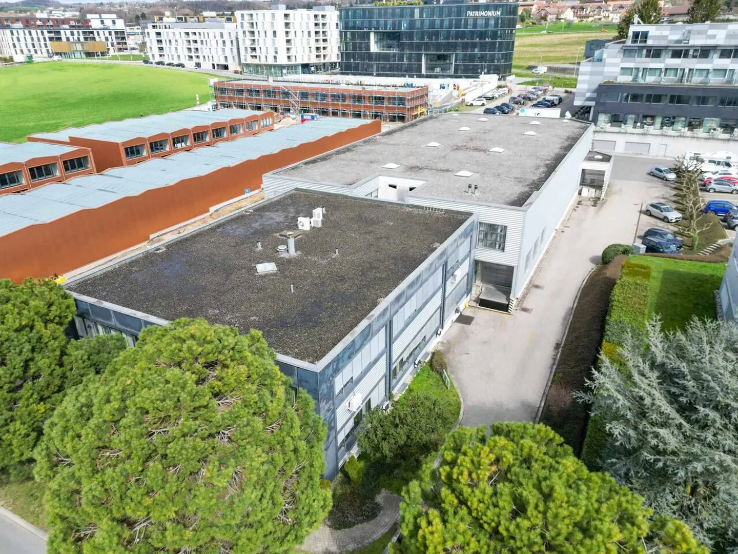 Cellula d'ufficio ristrutturata di 16 m2 in un piccolo edificio - Foto 2 di 3