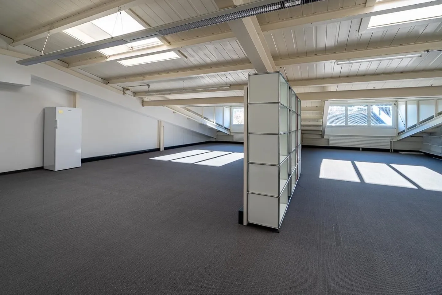 Bureau et espace commercial généreux - Photo 2 sur 8