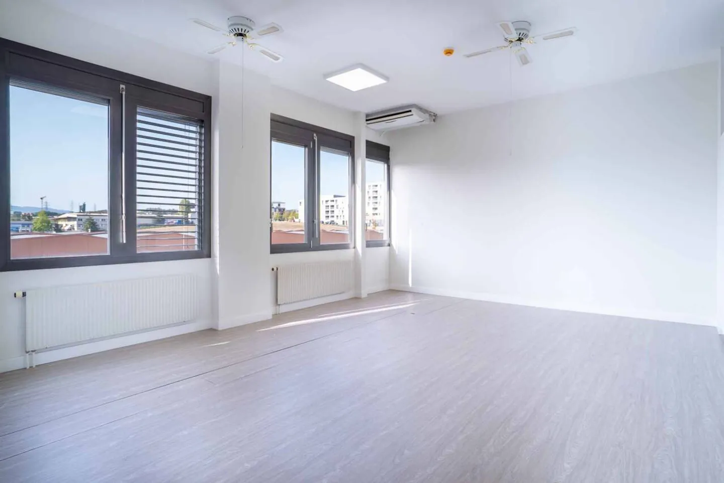 Cellula d'ufficio ristrutturata di 16 m2 in un piccolo edificio - Foto 1 di 3