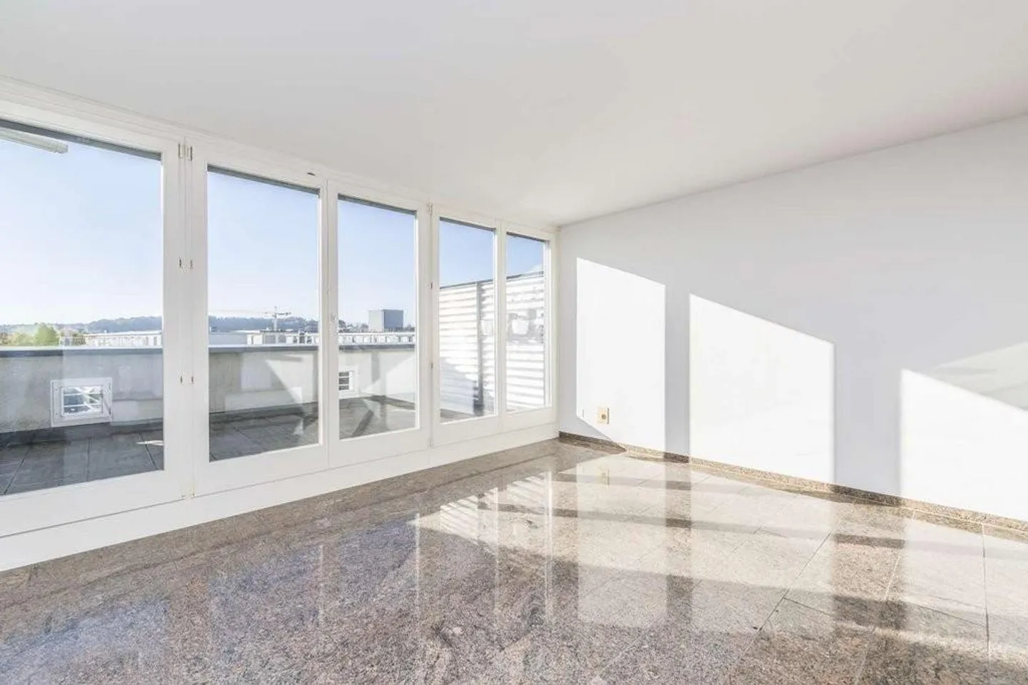 Appartamento duplex elegante e ristrutturato con balcone e camino - Foto 2 di 10