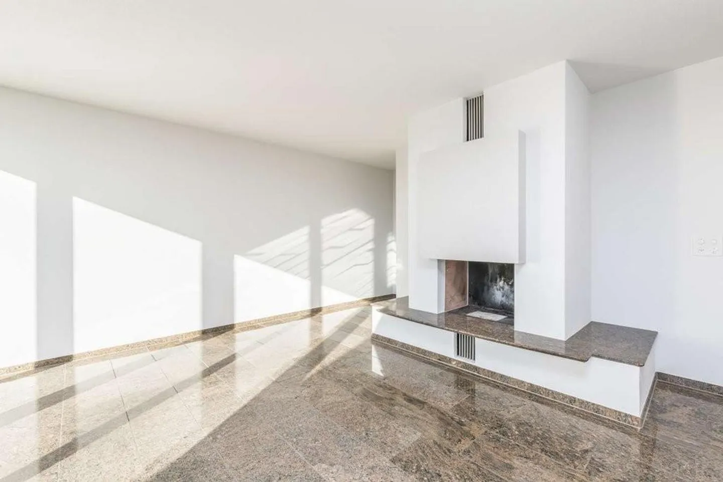 Appartamento duplex elegante e ristrutturato con balcone e camino - Foto 3 di 10