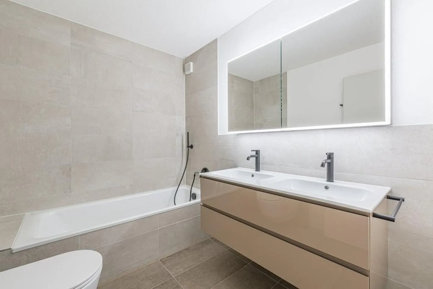 Appartamento duplex elegante e ristrutturato con balcone e camino - Foto 9 di 10