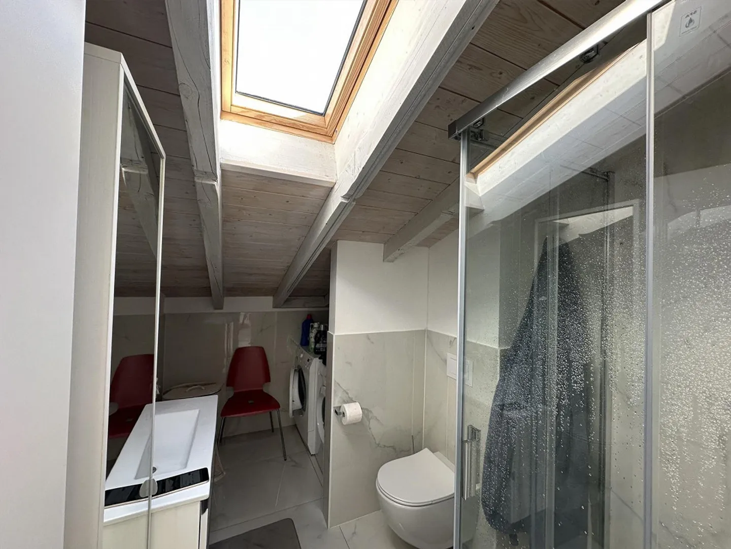 ZU VERMIETEN: DACHGESCHOSS MIT SICHTBAREN BEAMEN UND TERRASSE - Foto 6 von 9