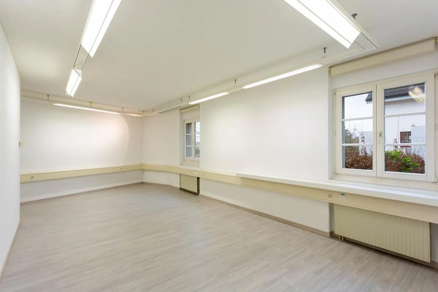 Attractive Office in Prime Location - Photo 4 of 9