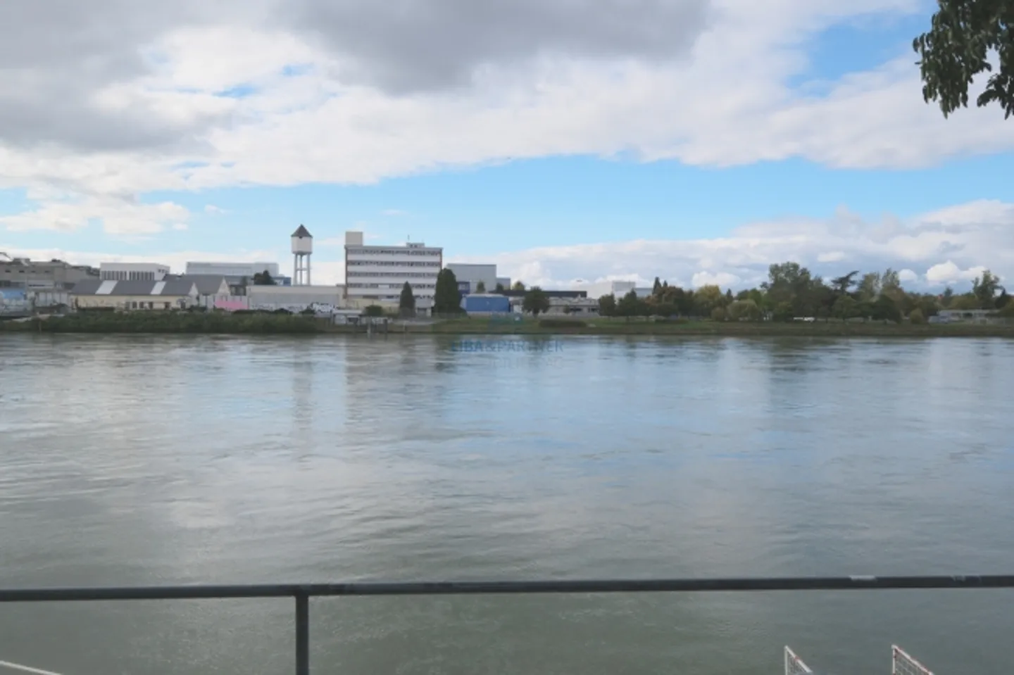 Sous-location - Espaces de bureau et de stockage directement sur le Rhin - Photo 1 sur 10