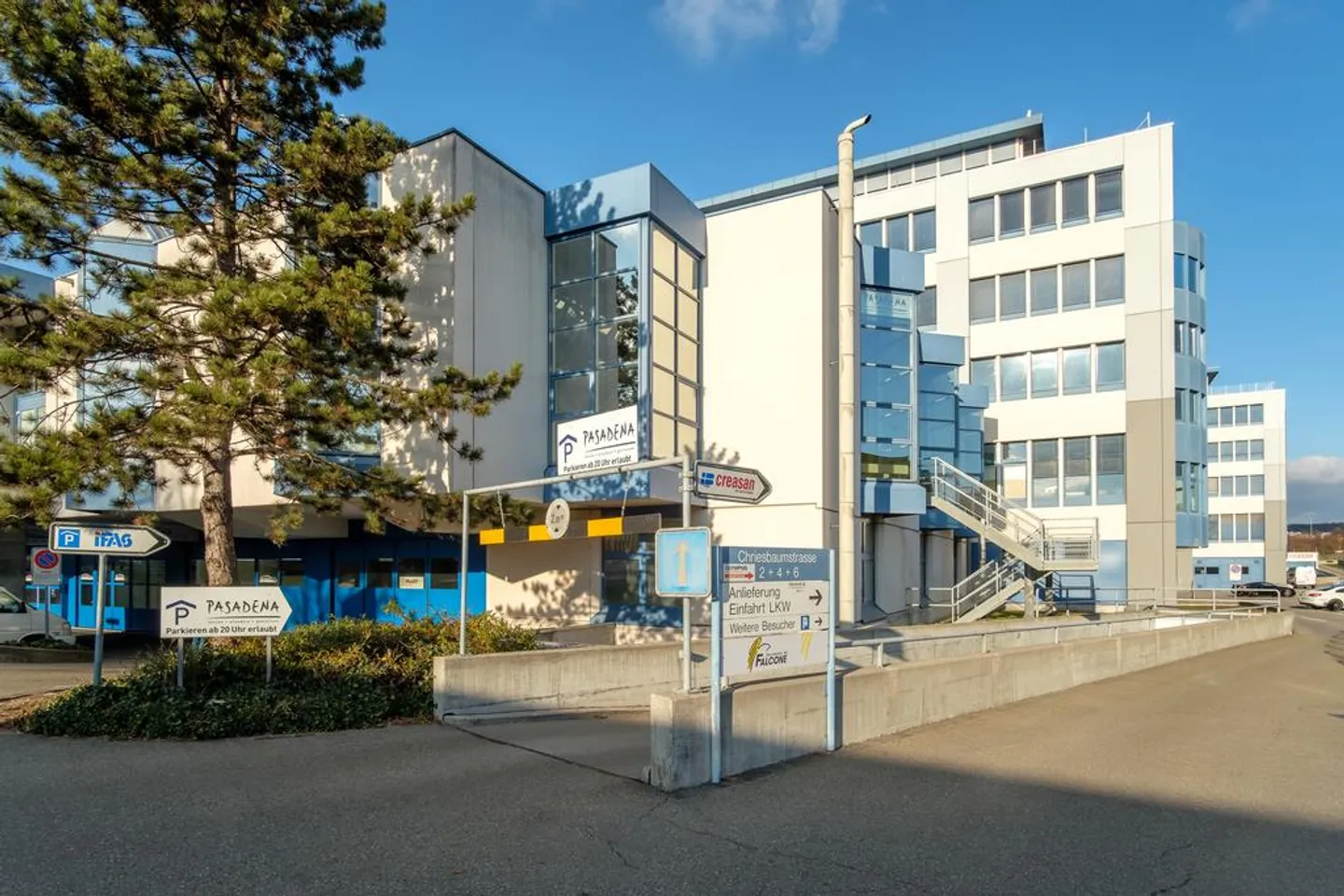 Espace commercial/bureau flexible dans un emplacement central à Volketswil - Photo 1 sur 4