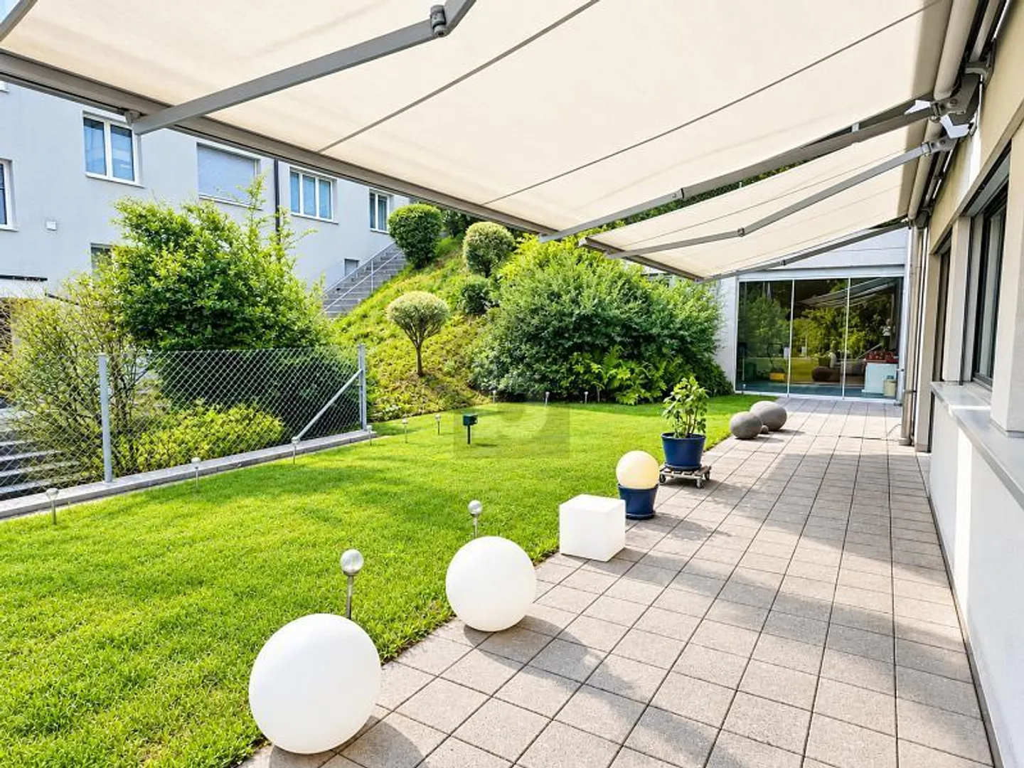HELL, MODERN & STILLVOLL- MIT TERRASSE UND GARTEN - Foto 1 von 6