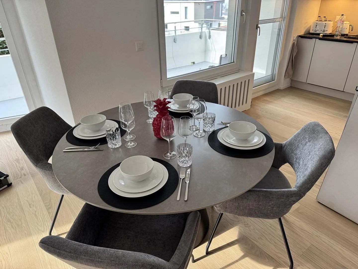 Appartement moderne de 3,5 pièces meublé, entièrement équipé et récemment rénové - Photo 2 sur 6