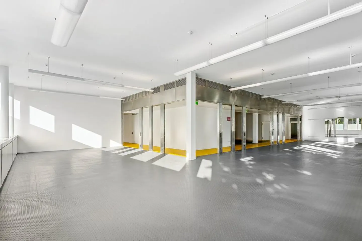 Moderno spazio ufficio/commerciale di 300 m2 in posizione privilegiata ad Adliswil - Foto 2 di 6