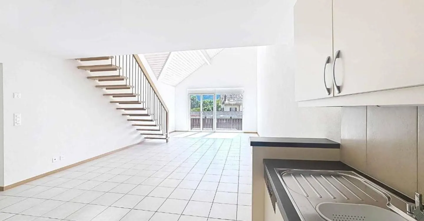 Geräumige 4,5-Zimmer-Wohnung von 137,7 m2 mit Mezzanin und überdachten Balkonen - Foto 3 von 10